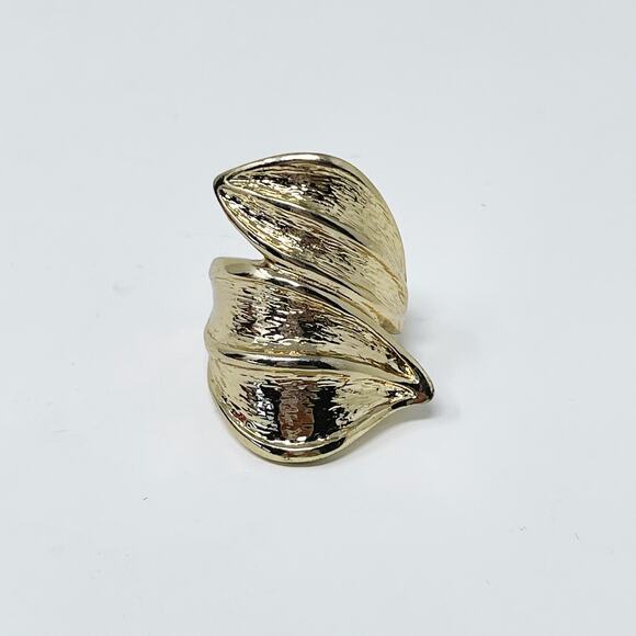 Boutique Gold Tone Twist Leaf Ring Size 7.75 Statement Chunky Cocktail Fashion - Picture 1 of 7